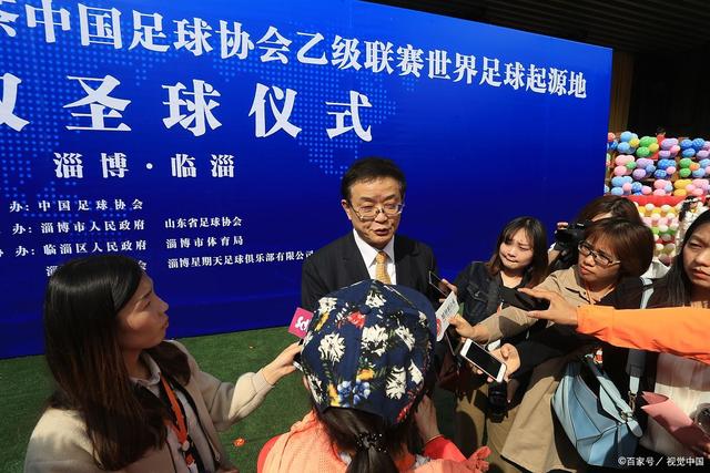 火箭分享申京与波格丹诺维奇合影